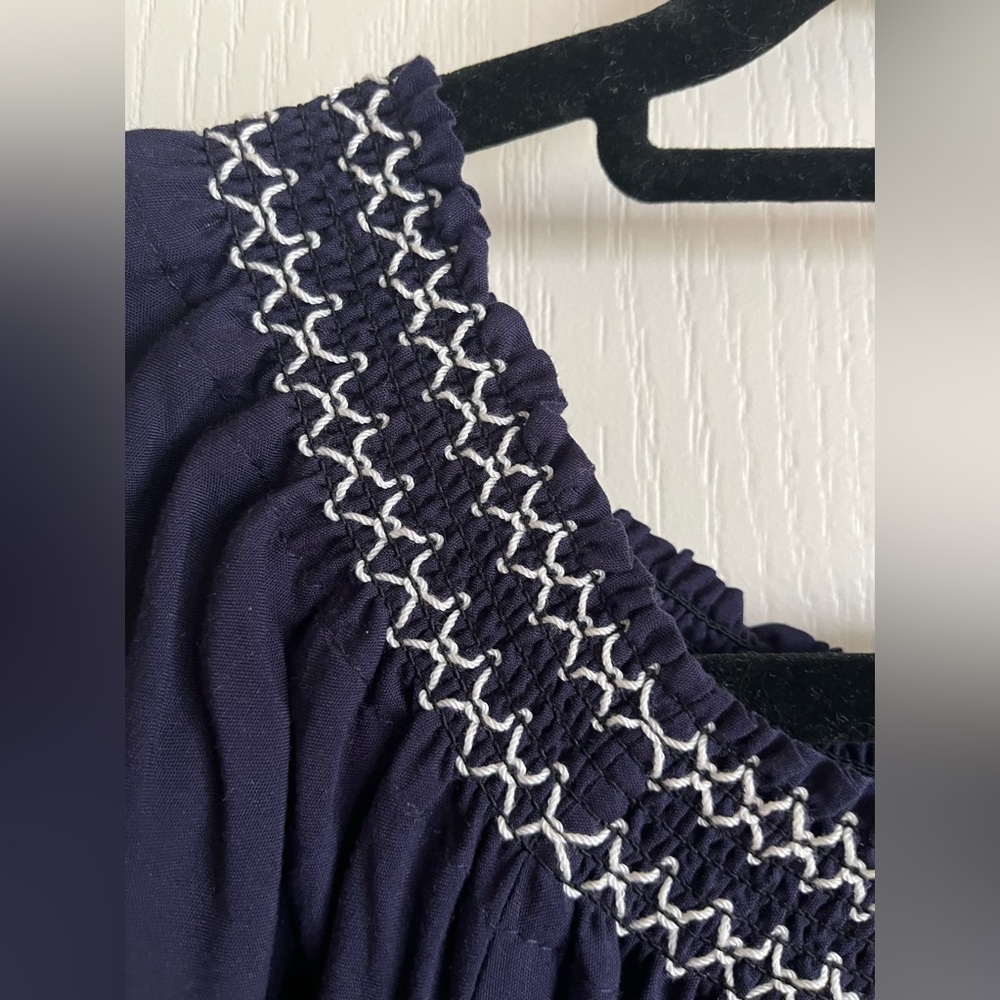 🌷⭐️Host Pick⭐️Papillon Navy Blue Blouse with White Embroidery - Picture 3 of 8